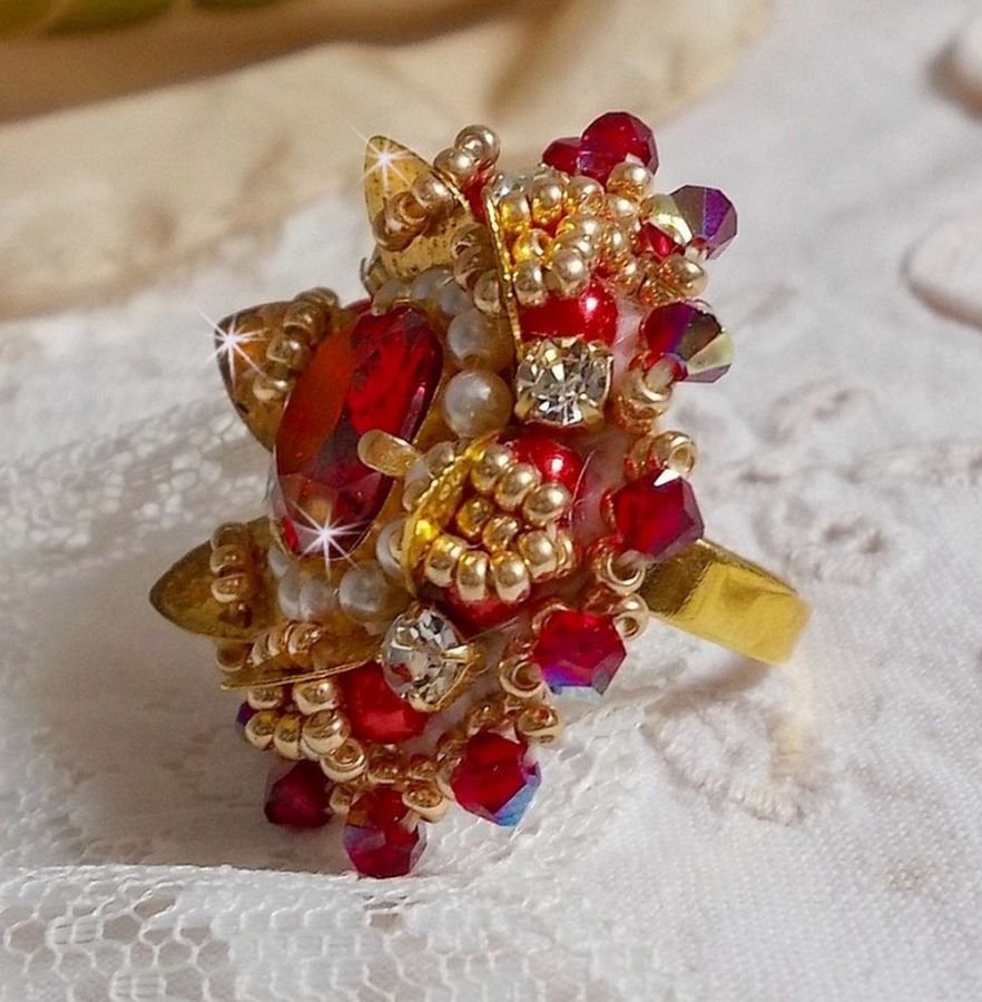 Anello L'Oiseau des Iles Rouge Doré ricamato con perle perlate, cristalli Swarovski, una splendida stampa floreale e perline.