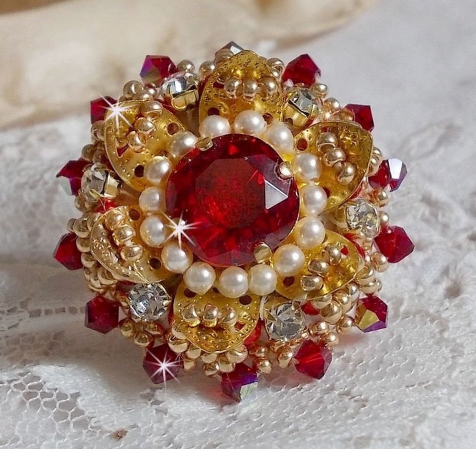 Anello L'Oiseau des Iles Rouge Doré ricamato con perle perlate, cristalli Swarovski, una splendida stampa floreale e perline.