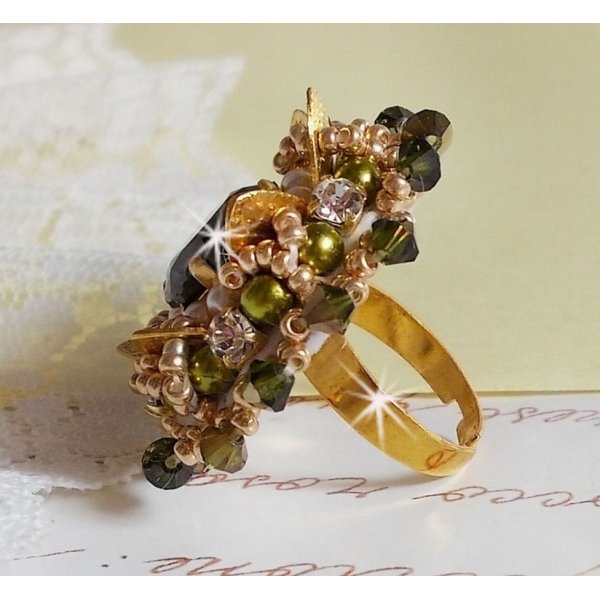 Anello L'Oiseau des Iles in oro verde, ricamato con cristalli Swarovski, chaton, perle e perle di semi
