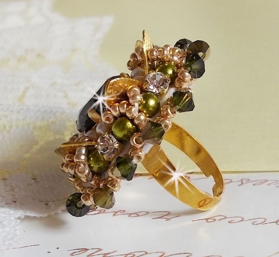 Anello L'Oiseau des Iles in oro verde, ricamato con cristalli Swarovski, chaton, perle e perle di semi