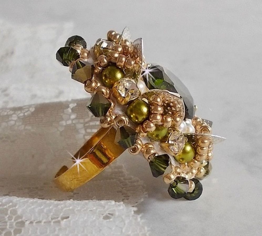 Anello L'Oiseau des Iles in argento verde ricamato con perle, cristalli Swarovski e perle di semi