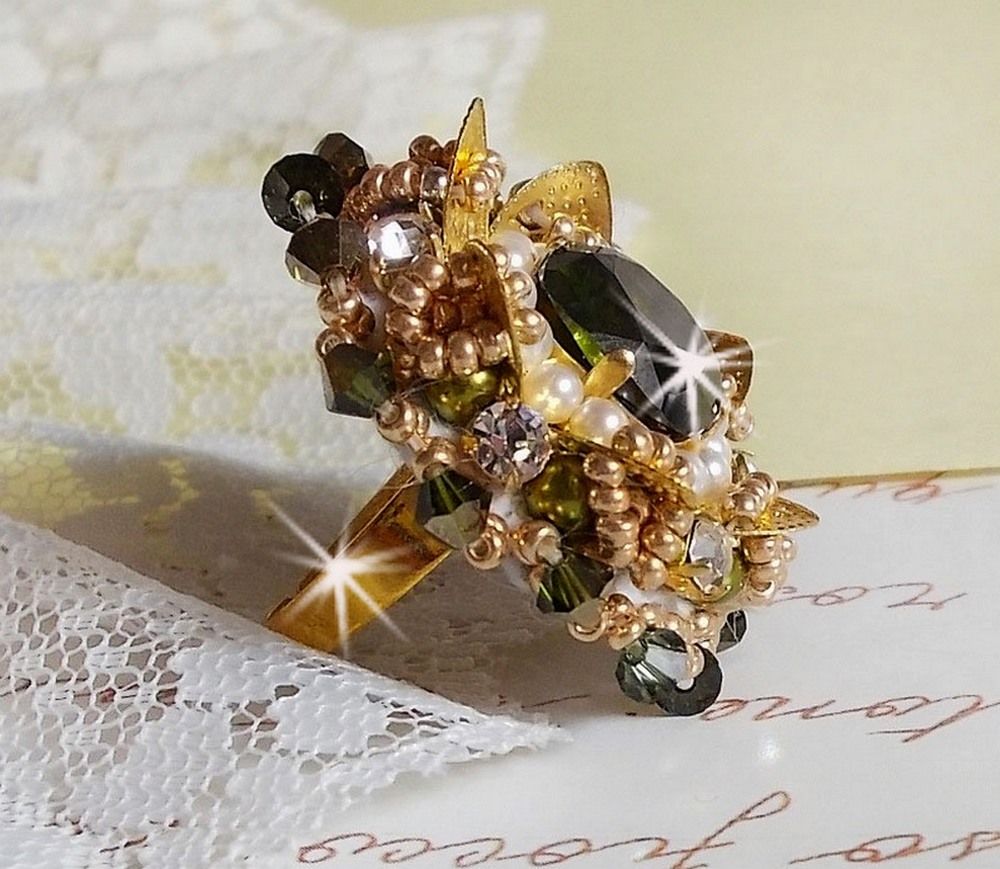 Anello L'Oiseau des Iles in oro verde, ricamato con cristalli Swarovski, chaton, perle e perle di semi