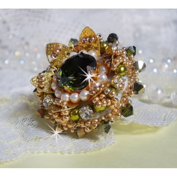 Anello L'Oiseau des Iles in oro verde, ricamato con cristalli Swarovski, chaton, perle e perle di semi