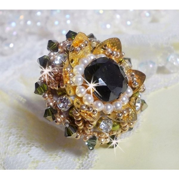 Anello L'Oiseau des Iles in oro verde, ricamato con cristalli Swarovski, chaton, perle e perle di semi