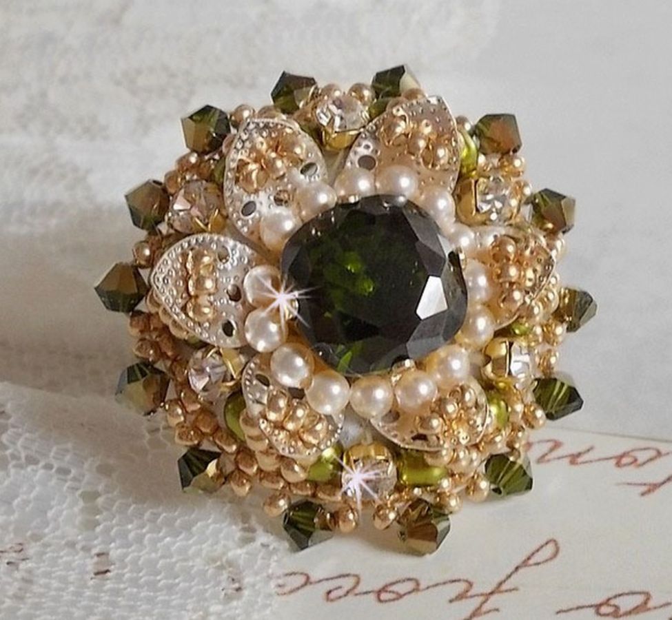 Anello L'Oiseau des Iles in argento verde ricamato con perle, cristalli Swarovski e perle di semi