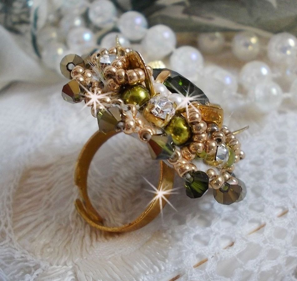 Anello L'Oiseau des Iles in oro verde, ricamato con cristalli Swarovski, chaton, perle e perle di semi