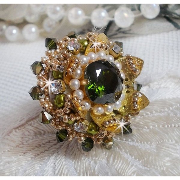 Anello L'Oiseau des Iles in oro verde, ricamato con cristalli Swarovski, chaton, perle e perle di semi