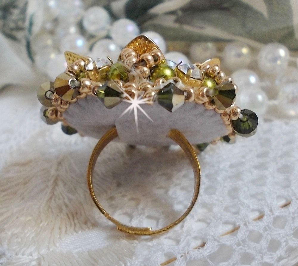 Anello L'Oiseau des Iles in oro verde, ricamato con cristalli Swarovski, chaton, perle e perle di semi