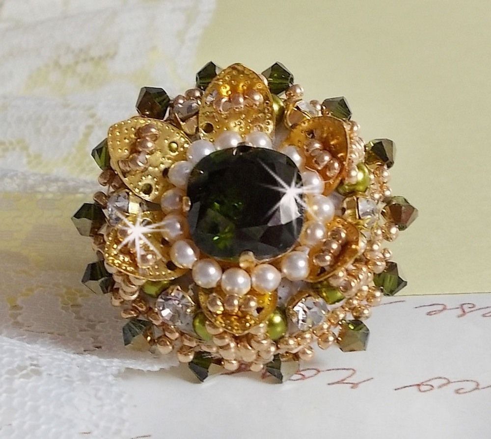 Anello L'Oiseau des Iles in oro verde, ricamato con cristalli Swarovski, chaton, perle e perle di semi