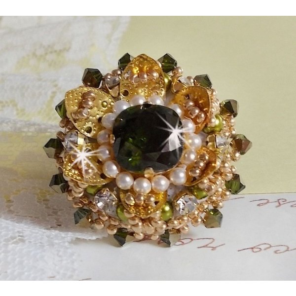 Anello L'Oiseau des Iles in oro verde, ricamato con cristalli Swarovski, chaton, perle e perle di semi