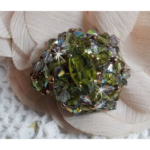 Bague Olivine avec des Cristaux de Swarovski et des perles de boh&ecirc;me