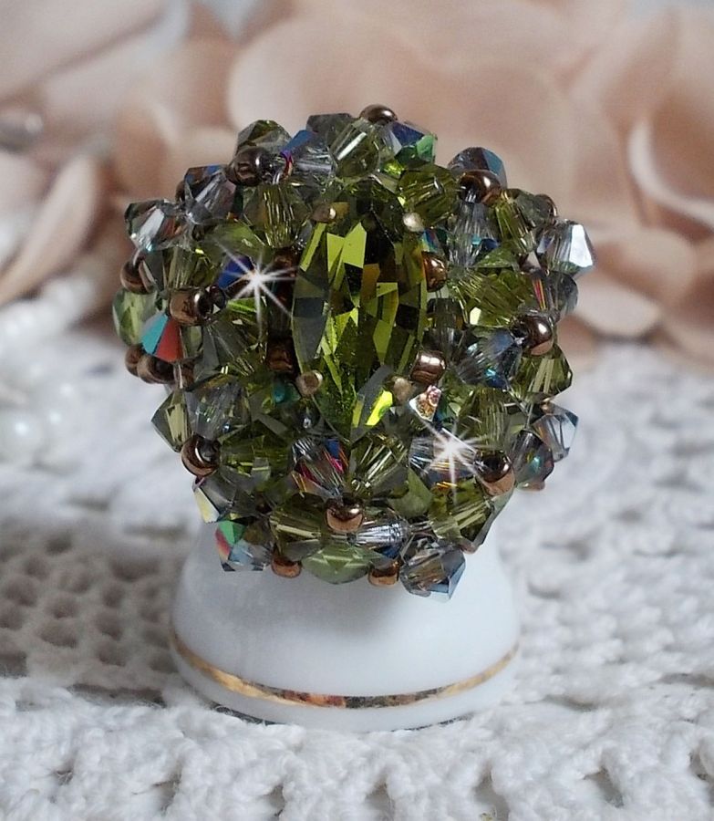 Bague Olivine avec des Cristaux de Swarovski et des perles de bohême