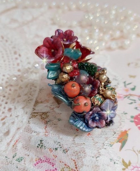 Bague Onia pour une composition florale cr&eacute;&eacute;e avec des cristaux, fleurs : perles, clochettes, pens&eacute;es, gouttes Druzy,  pierre de gemme : le Corail, perles cloisonn&eacute;es et bague ovale en Laiton