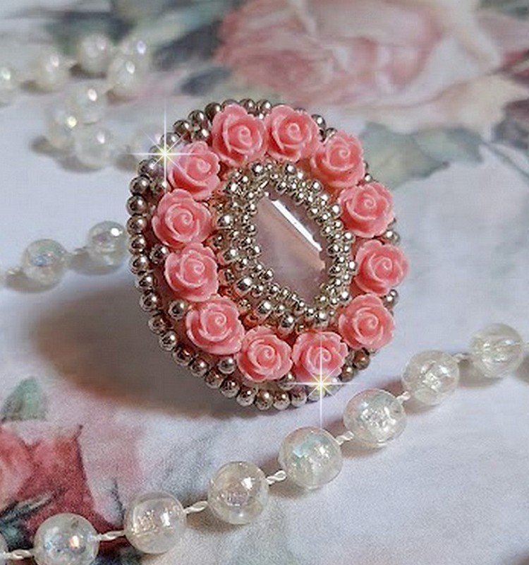 Anello Parisian Roses ricamato con un quarzo cabochon ornato da rose e rocailles in resina