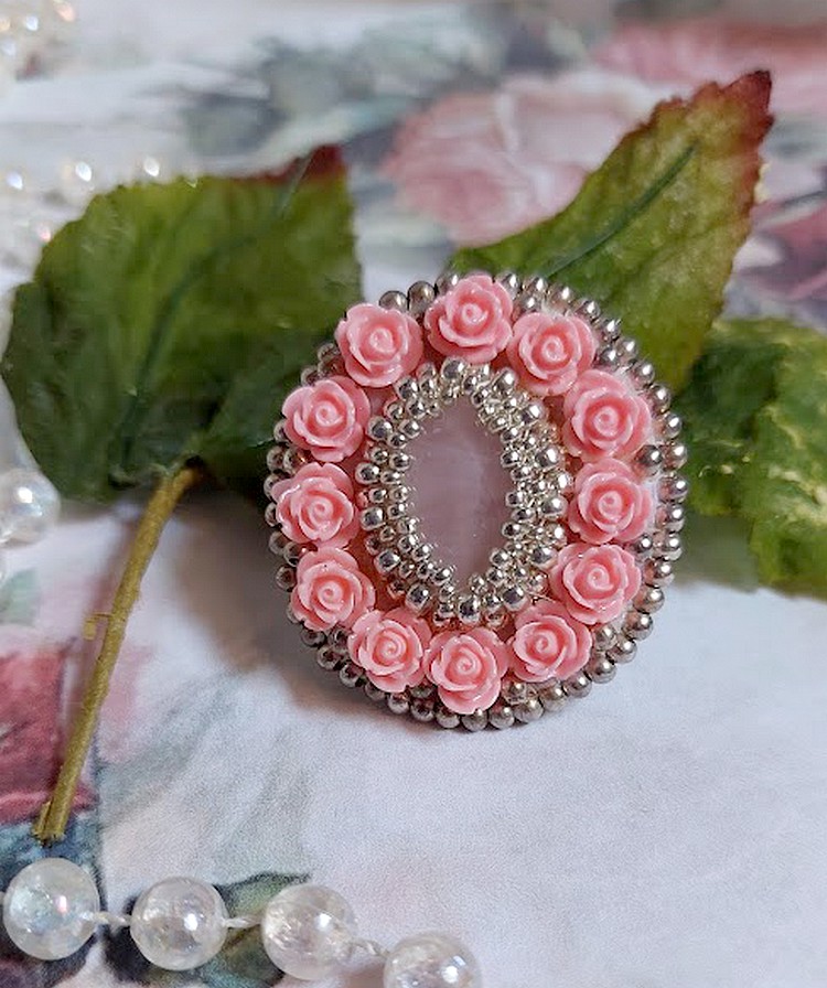 Anello Parisian Roses ricamato con un quarzo cabochon ornato da rose e rocailles in resina