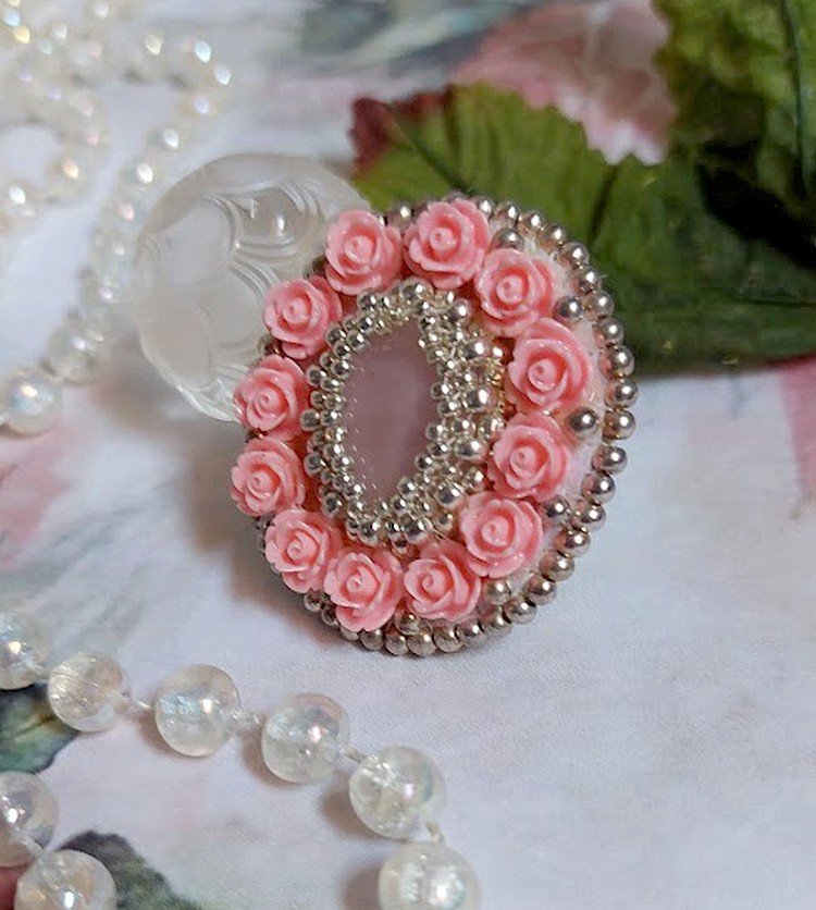 Anello Parisian Roses ricamato con un quarzo cabochon ornato da rose e rocailles in resina