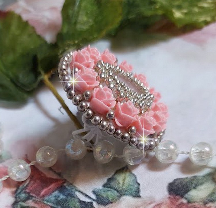 Anello Parisian Roses ricamato con un quarzo cabochon ornato da rose e rocailles in resina