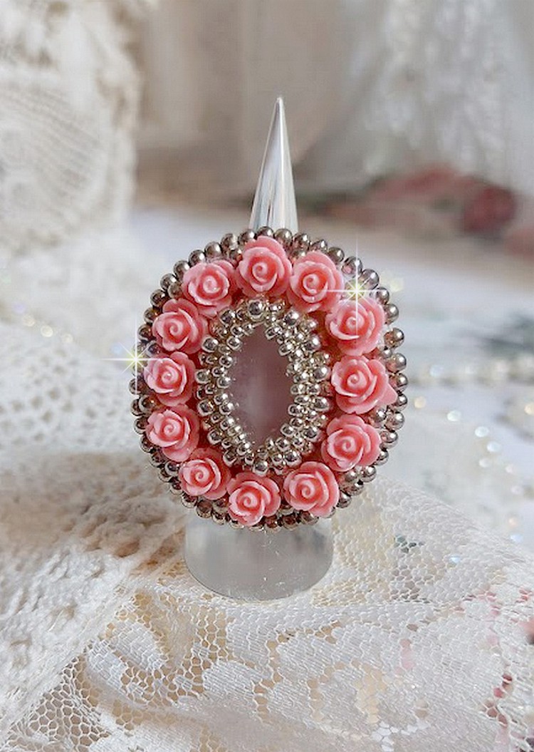 Anello Parisian Roses ricamato con un quarzo cabochon ornato da rose e rocailles in resina