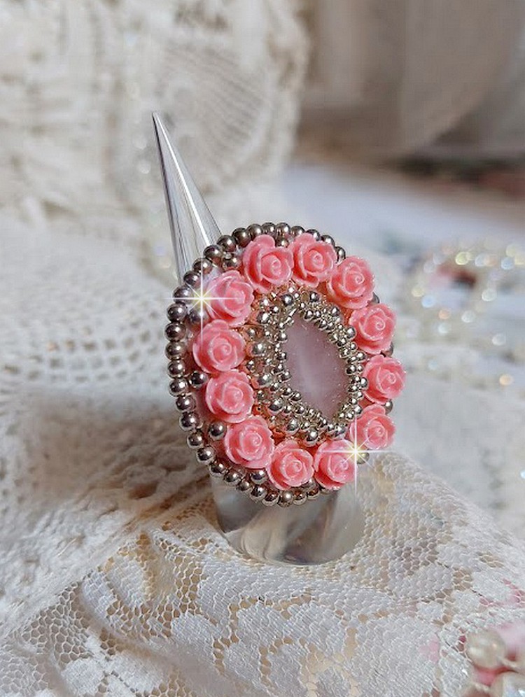 Anello Parisian Roses ricamato con un quarzo cabochon ornato da rose e rocailles in resina