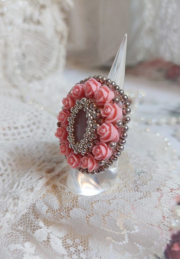 Anello Parisian Roses ricamato con un quarzo cabochon ornato da rose e rocailles in resina