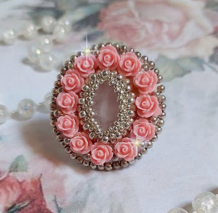 Anello Parisian Roses ricamato con un quarzo cabochon ornato da rose e rocailles in resina