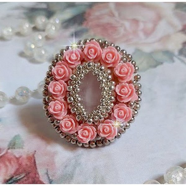 Anello Parisian Roses ricamato con un quarzo cabochon ornato da rose e rocailles in resina