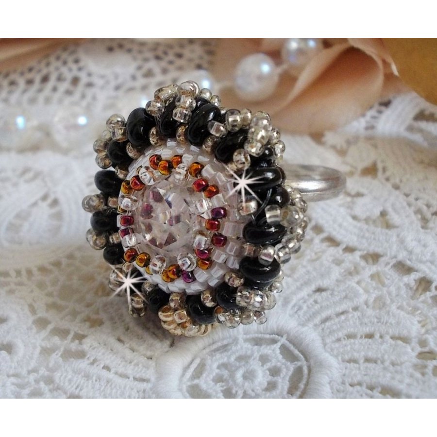 Anello della passione ricamato con cristalli Swarovski e perline di semi 