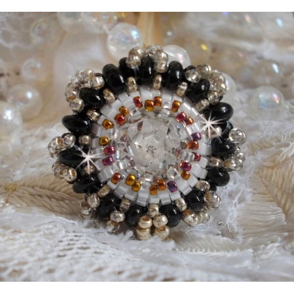 Anello della passione ricamato con cristalli Swarovski e perline di semi 