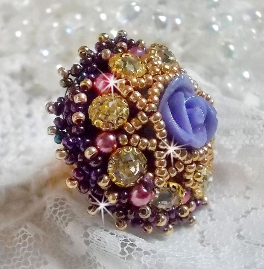 Anello La Passionnée de Venise ricamato con un fiore di resina viola e strass di cristallo