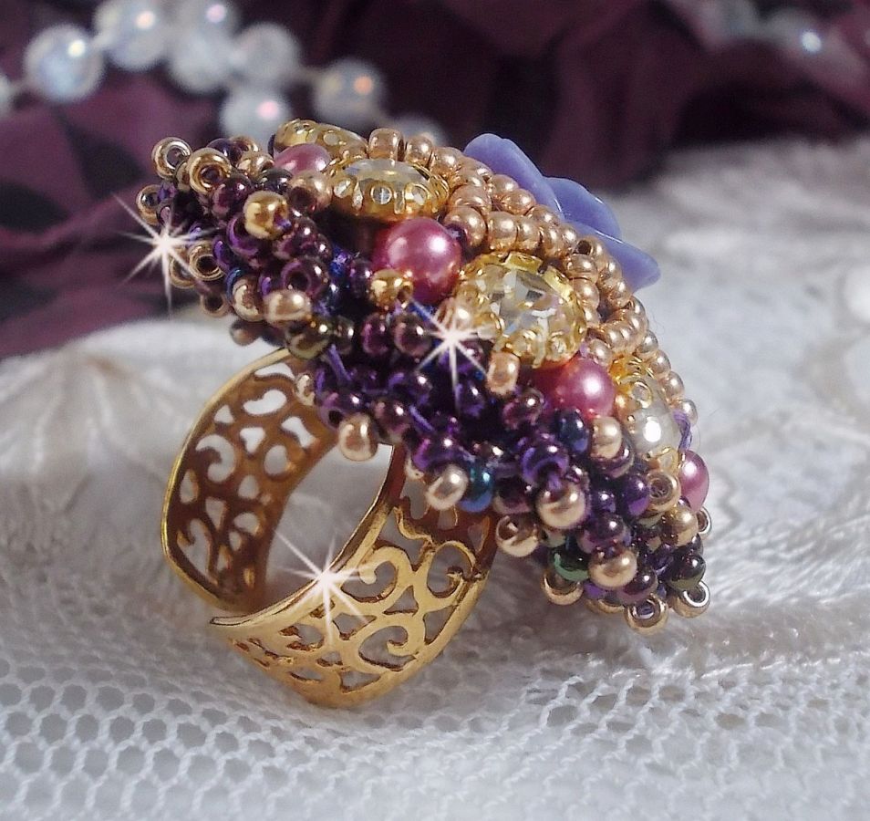 Anello La Passionnée de Venise ricamato con un fiore di resina viola e strass di cristallo