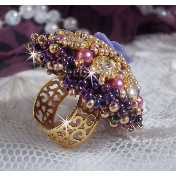 Anello La Passionn&eacute;e de Venise ricamato con un fiore di resina viola e strass di cristallo