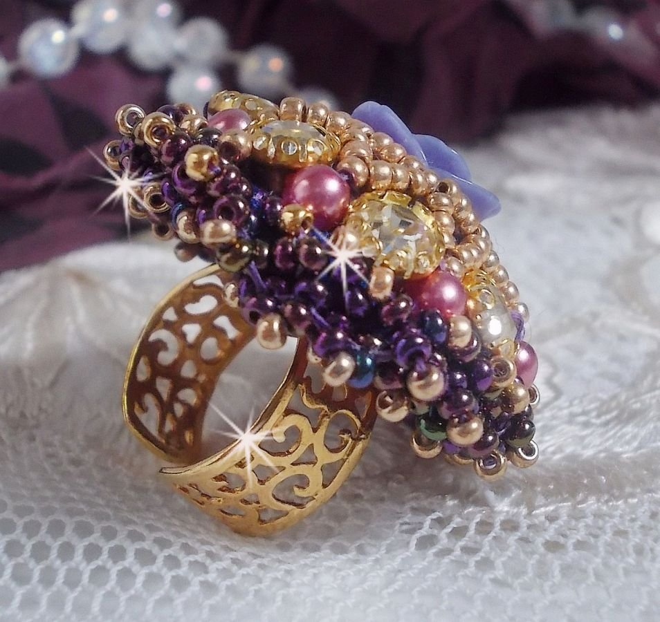 Anello La Passionnée de Venise ricamato con un fiore di resina viola e strass di cristallo