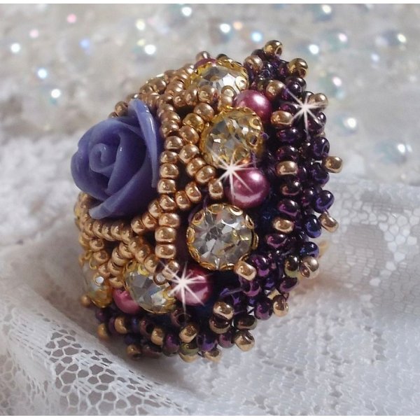 Anello La Passionn&eacute;e de Venise ricamato con un fiore di resina viola e strass di cristallo