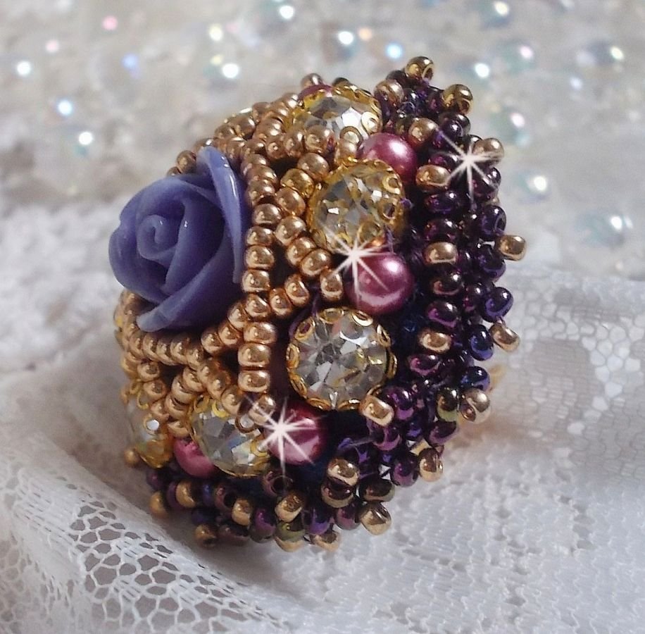 Anello La Passionnée de Venise ricamato con un fiore di resina viola e strass di cristallo