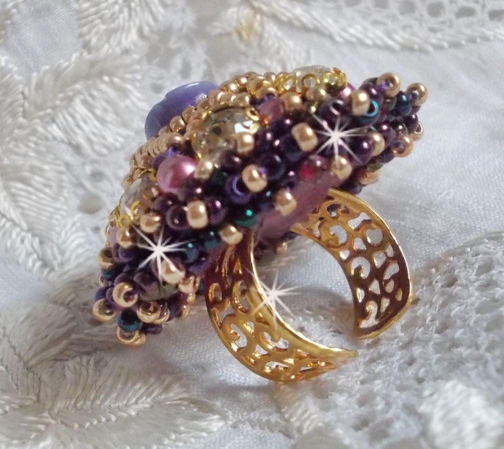 Anello La Passionnée de Venise ricamato con un fiore di resina viola e strass di cristallo