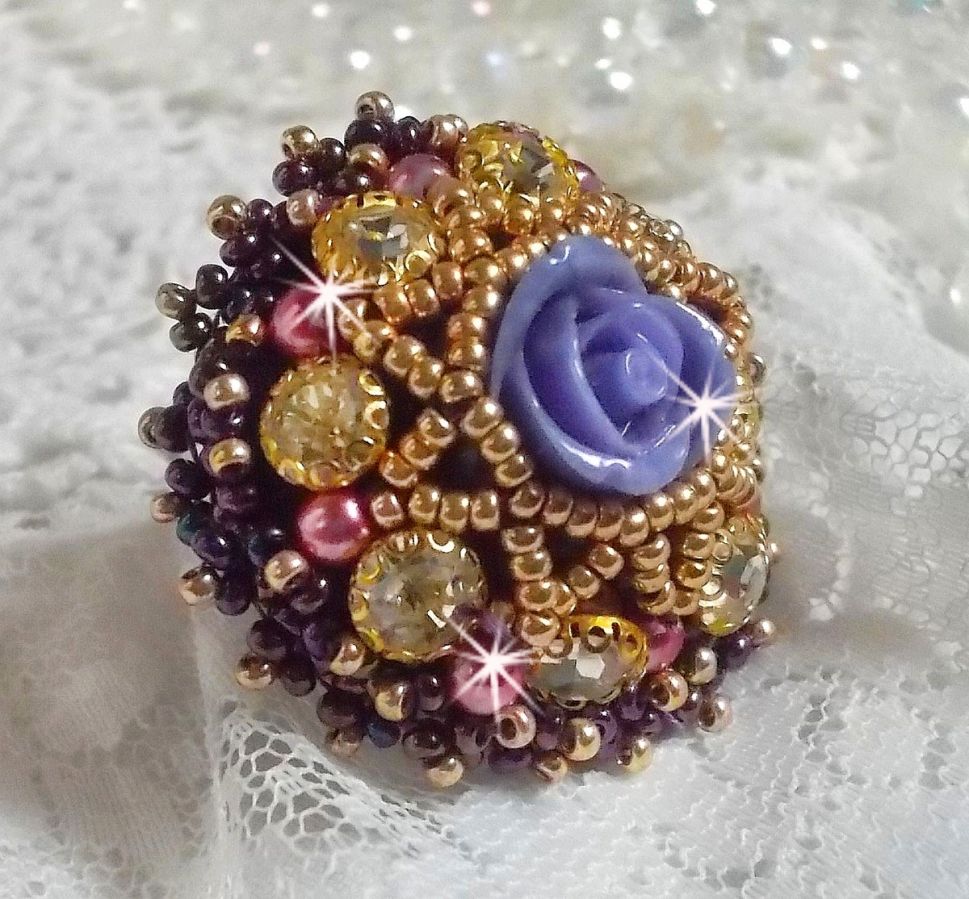 Anello La Passionnée de Venise ricamato con un fiore di resina viola e strass di cristallo