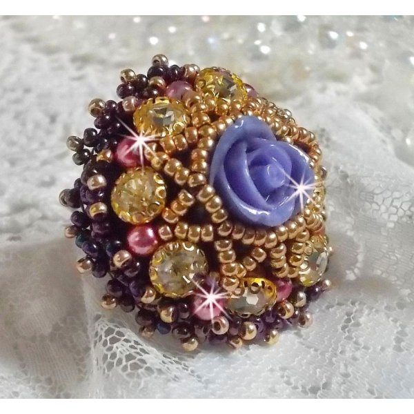 Anello La Passionn&eacute;e de Venise ricamato con un fiore di resina viola e strass di cristallo