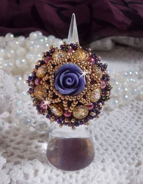 Anello La Passionn&eacute;e de Venise ricamato con un fiore di resina viola e strass di cristallo