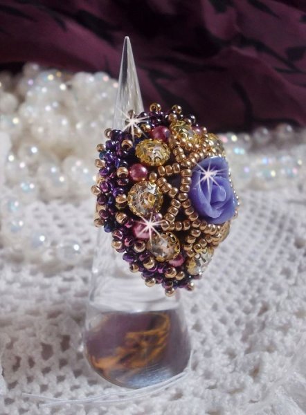Anello La Passionn&eacute;e de Venise ricamato con un fiore di resina viola e strass di cristallo