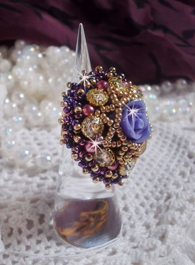 Anello La Passionnée de Venise ricamato con un fiore di resina viola e strass di cristallo