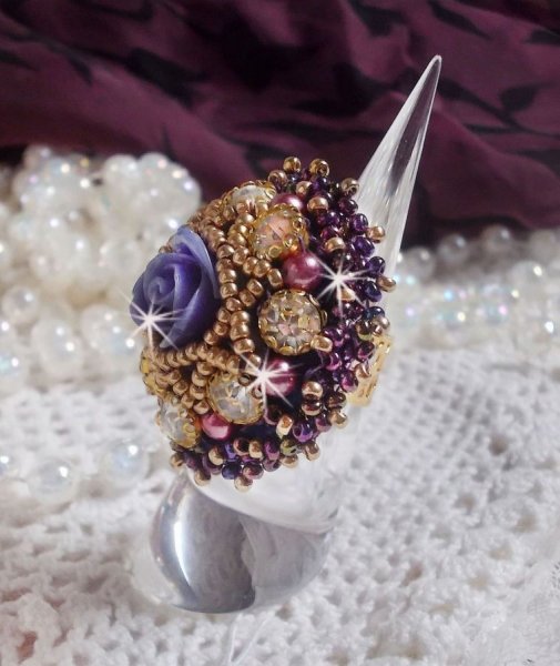 Anello La Passionn&eacute;e de Venise ricamato con un fiore di resina viola e strass di cristallo