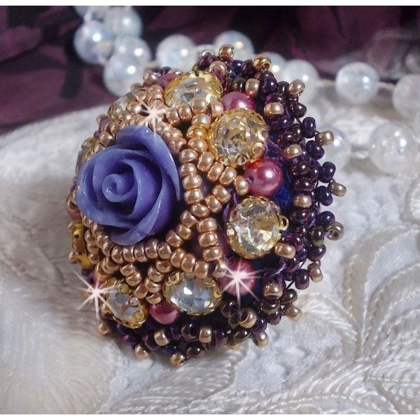 Anello La Passionn&eacute;e de Venise ricamato con un fiore di resina viola e strass di cristallo