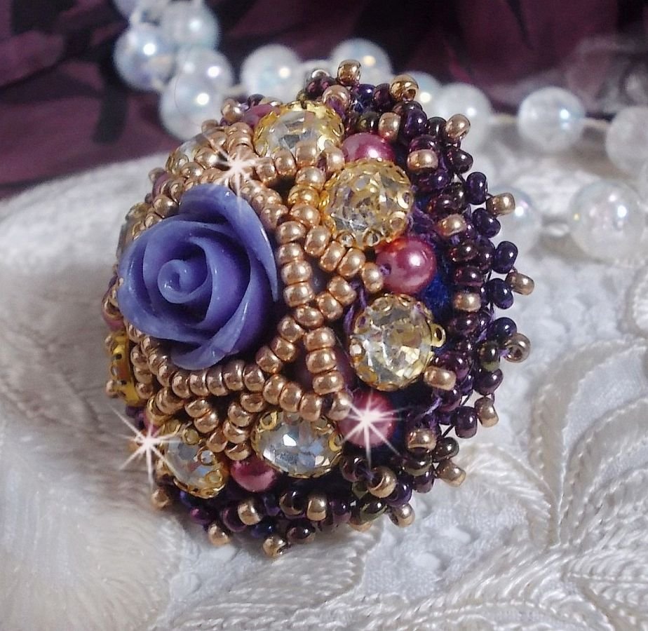 Anello La Passionnée de Venise ricamato con un fiore di resina viola e strass di cristallo