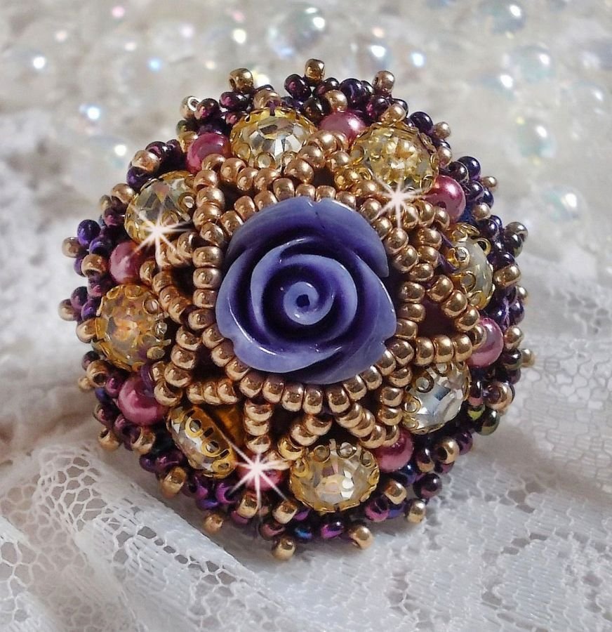 Anello La Passionnée de Venise ricamato con un fiore di resina viola e strass di cristallo