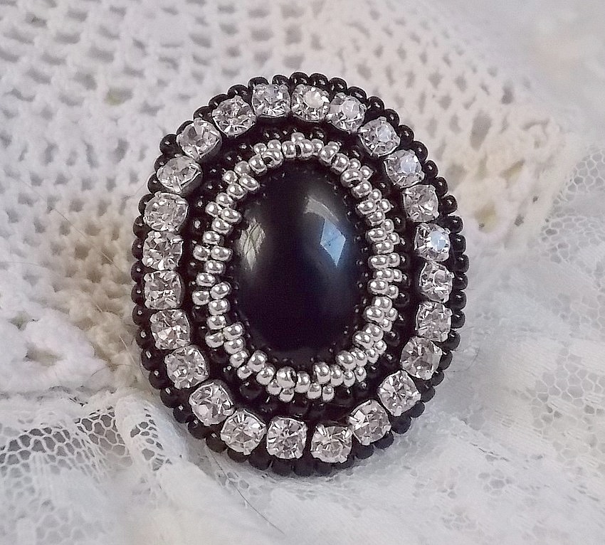 Anello Black Stone, ricamato con una pietra preziosa, onice nera, cristalli e perline