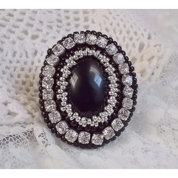 Anello Black Stone, ricamato con una pietra preziosa, onice nera, cristalli e perline