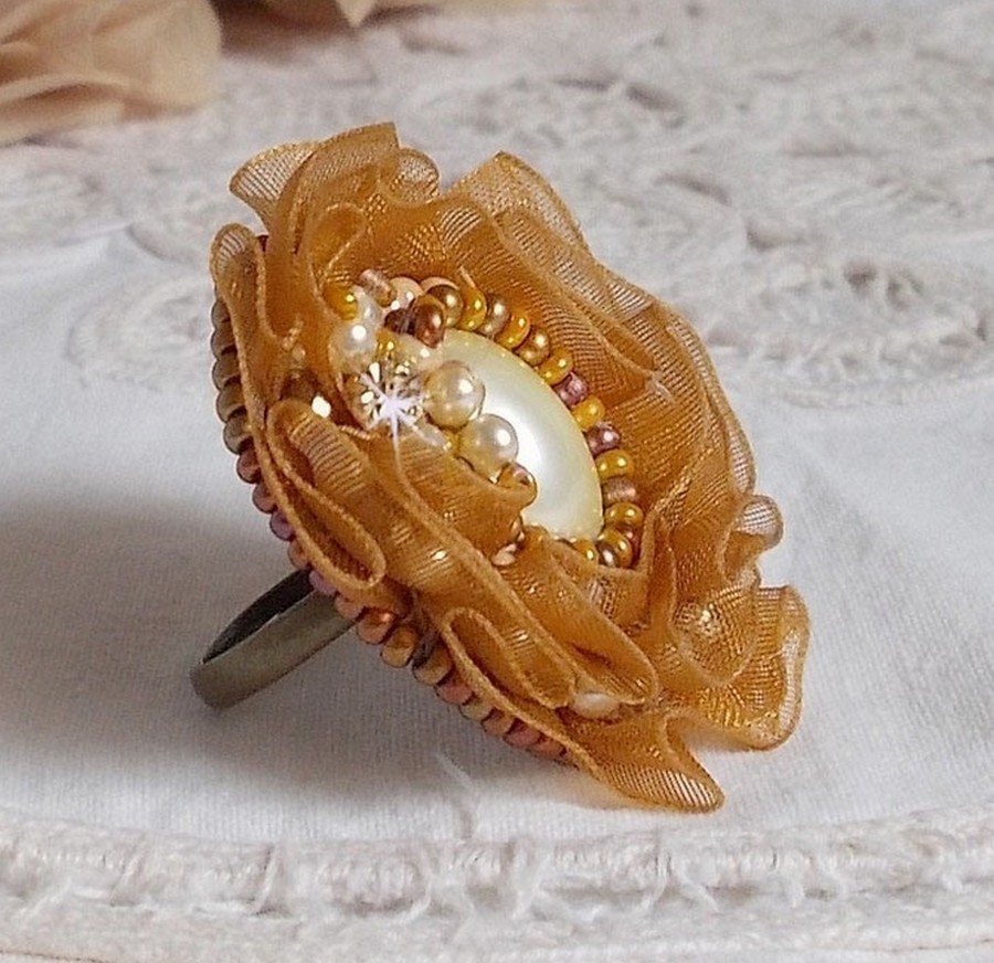 Anello Reflets de Rosée ricamato con perle e nastro d'organza color Fauve.