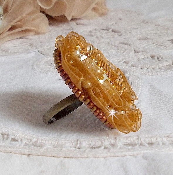 Anello Reflets de Ros&eacute;e ricamato con perle e nastro d'organza color Fauve.