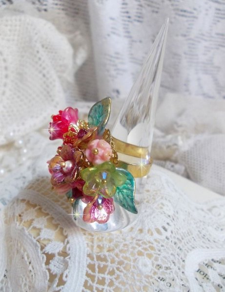 Bague Roseraie Proven&ccedil;ale cr&eacute;&eacute;e avec des toupies de Swarovski, des perles en r&eacute;sine, acrylique, verre et accessoires en laiton dor&eacute;