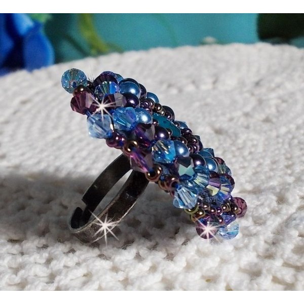 Anello Royal Blue Roses ricamato con un cabochon di vetro e splendide perle barocche